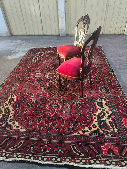 Par de cadeiras românticas com estofos em veludo bordeaux