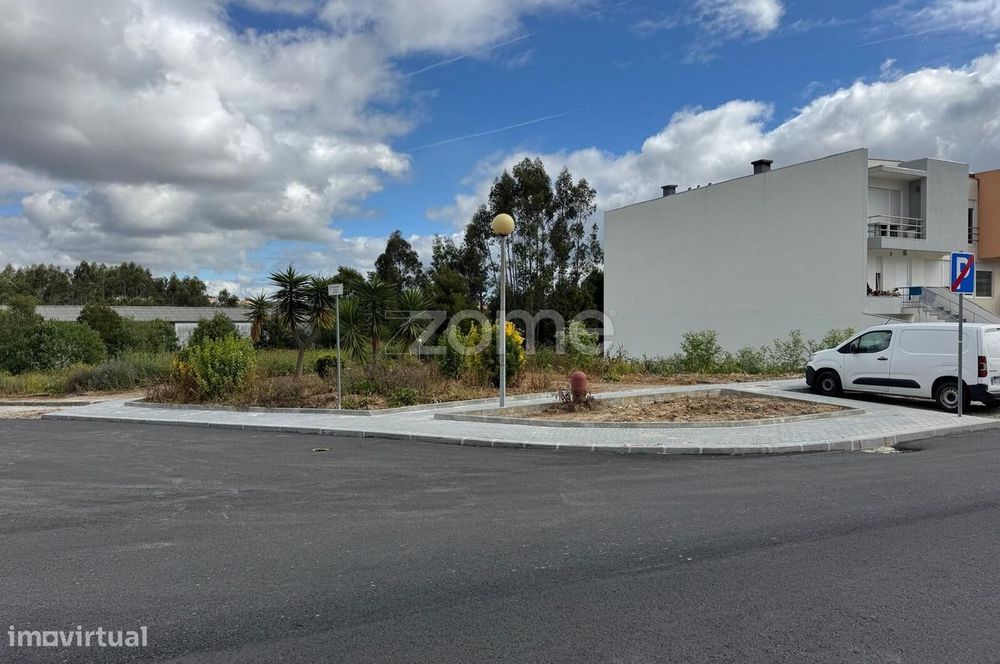 Lote de terreno, para construção de moradia, em Santa Maria de Lamas