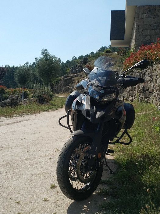 Benelli TRK 502 X,  com top case e laterais SHAD