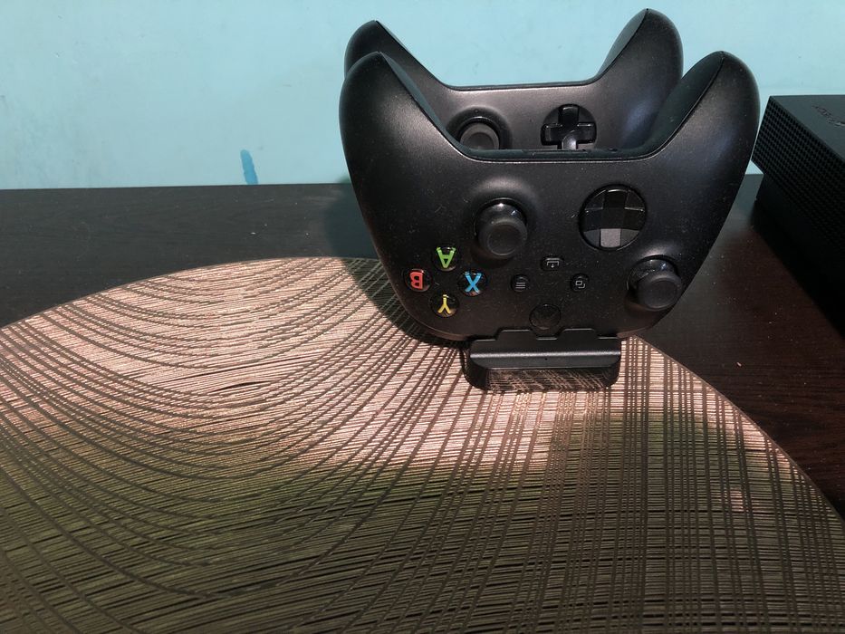 Xbox one X 1TB +game