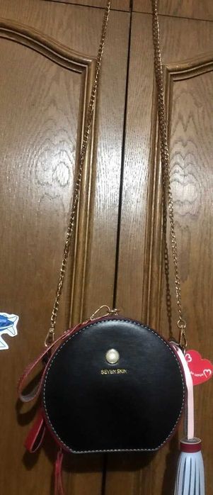 ЖІНОЧА КРУГЛА СУМКА ; червоно-чорна;довгий ремінець-ланцюжок;крос боді