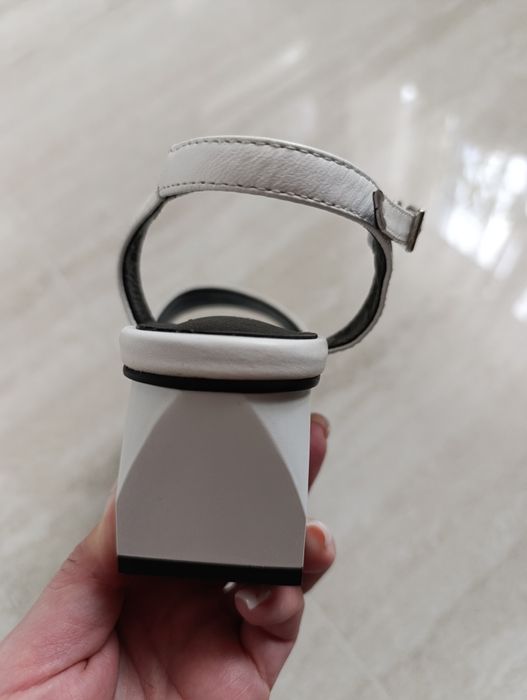 Босоніжки шкіряні 35р