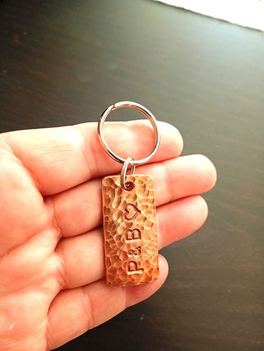 Porta chaves em cobre maciço e verdadeiro. Pode ser personalizado com iniciais ou uma data