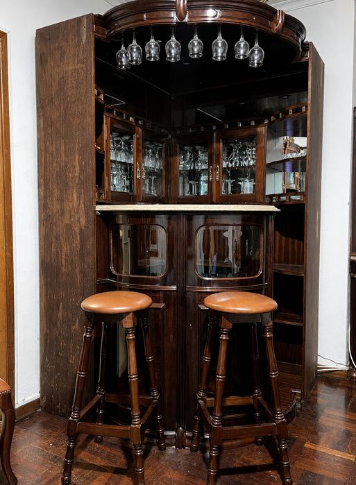 Vendo bar de canto em madeira maciça de carvalho+ 2 bancos+ copos
