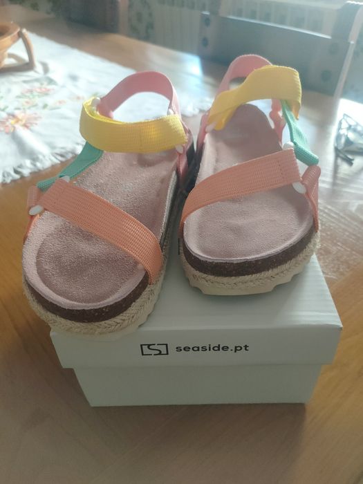 Sandálias novas menina - calça como 32