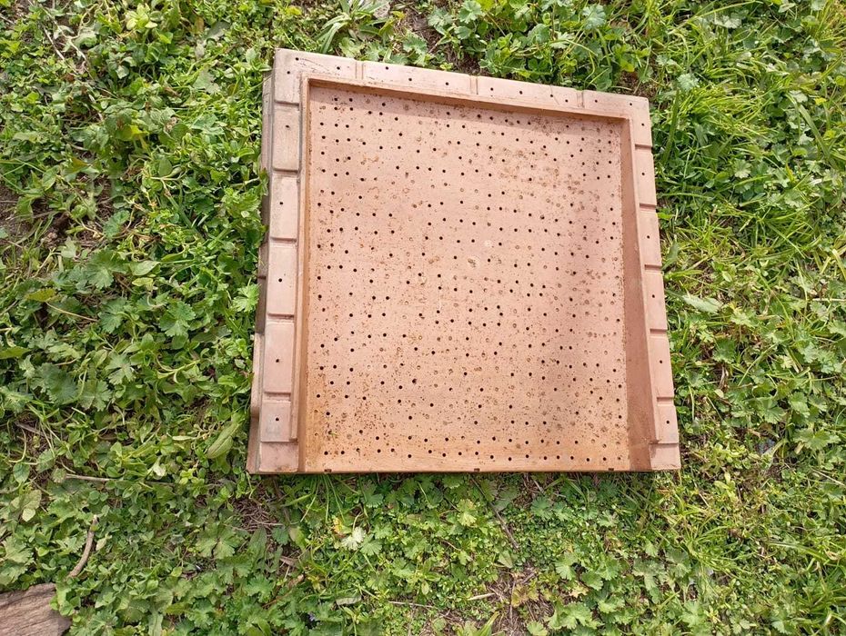 Material apícola: quadros meia alça lusitanos entre outros.