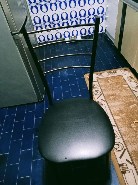 Cadeiras pretas  em bom estado de conservação