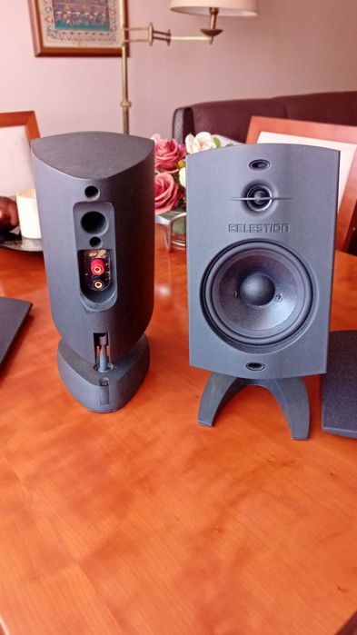 Par de colunas de audio da marca Celestion