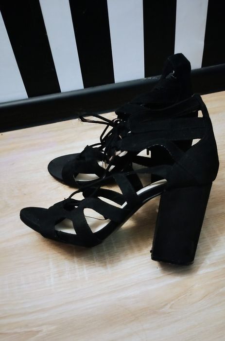 Sandały wiązane czarne Bershka