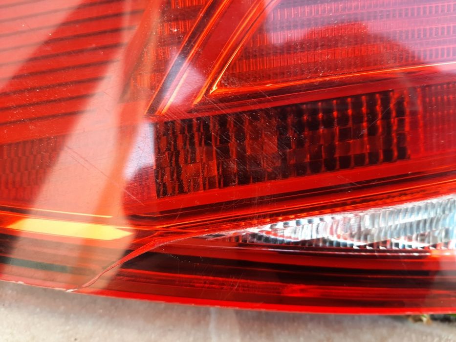 VW Passat ótica traseira direita
