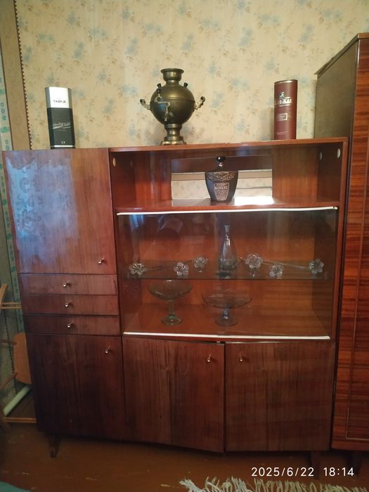 Шкаф для посуды и  для книг