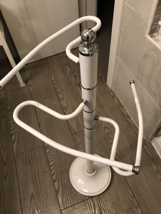 Toalheiro de chão em metal lacado a branco