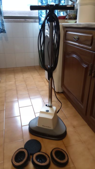 Enceradoura Eletrolux Modelo B37 – completa 7 escovas – a funcionar