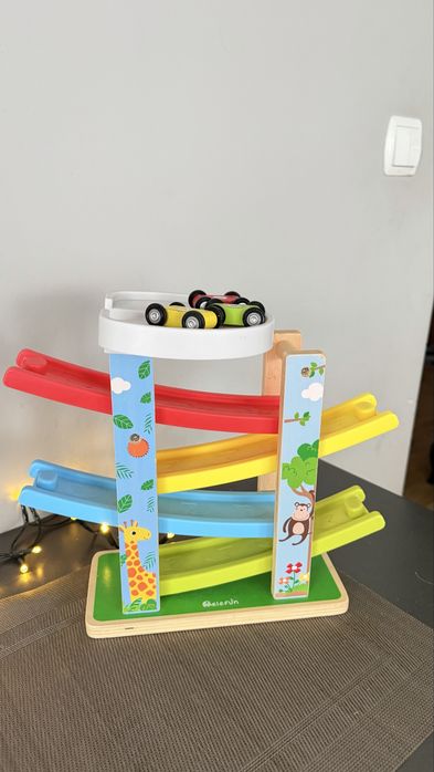 Drewniana zjeżdżalnia samochodowa / tor samochodowy