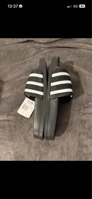 Chinelo Adidas Adilette Pretas/Brancas