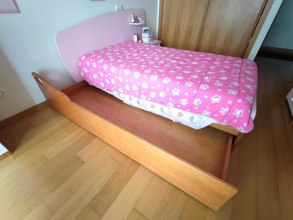 Cama e camiseiro para menina
