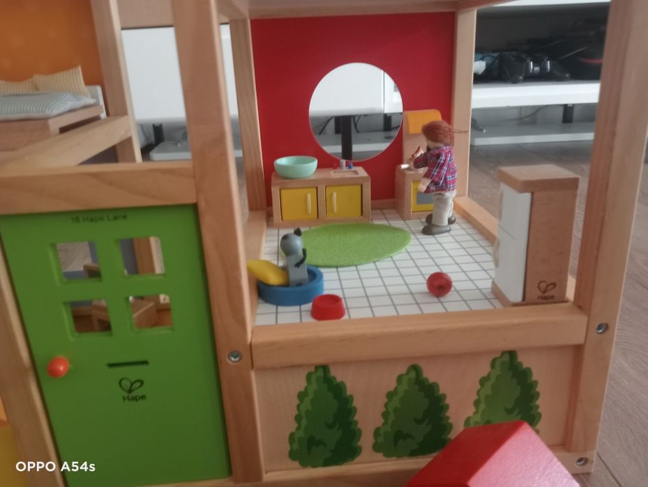 Casa de bonecas com muito pouco usopremiada de boa qualidade em madeira marca alemã Hape