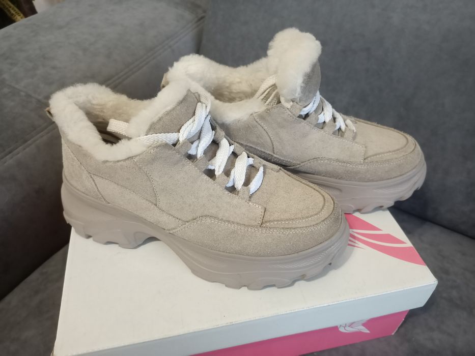 Кросівки натуральні, утеплені.