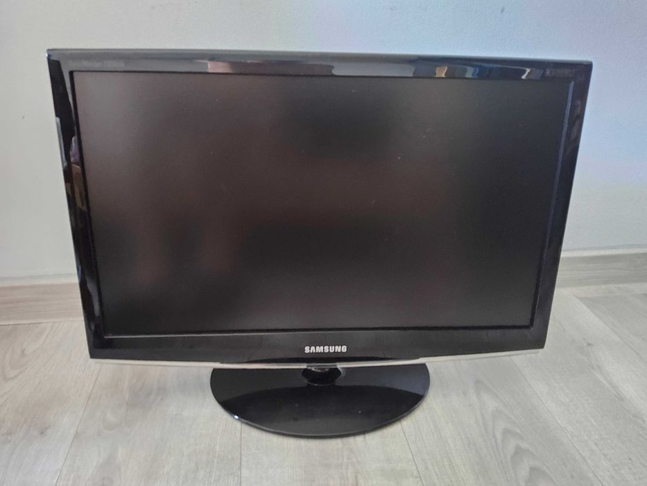 Samsung 233SW, w zestawie VGA i kabel zasilający