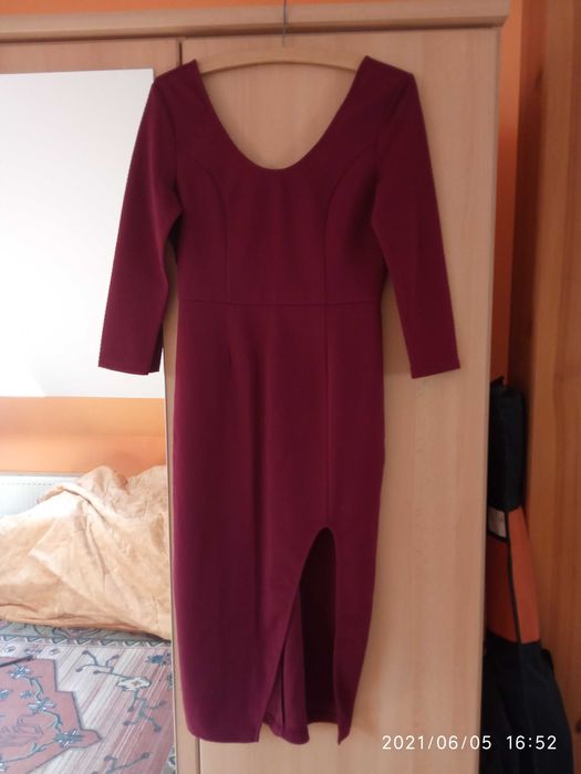 obcisła sukienka czerwona ze sporym rozcięciem przy nodze rozmiar M