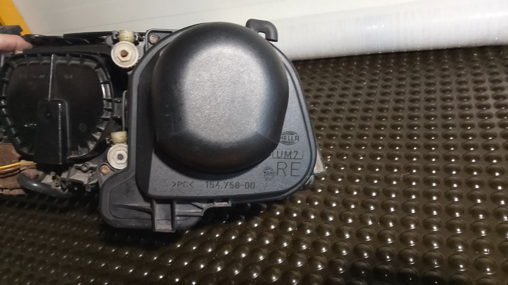 Lampa przód Passat B5 lift XENON Prawa kompletna Hella