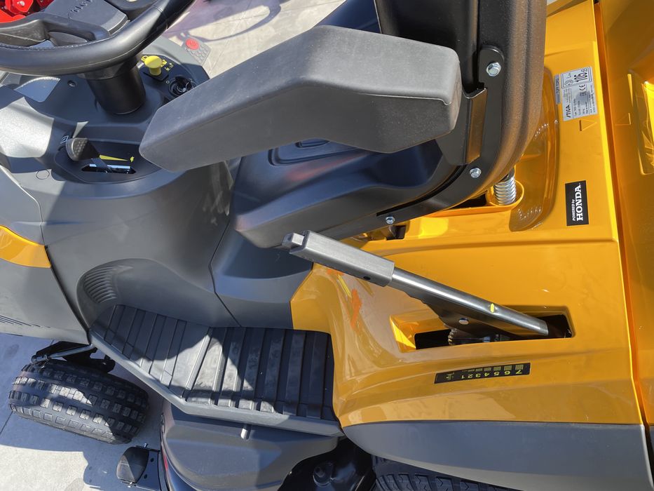 Trator corta relvas STIGA com motor HONDA