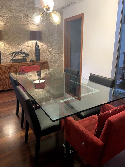 Mesa de jantar em vidro minimalista