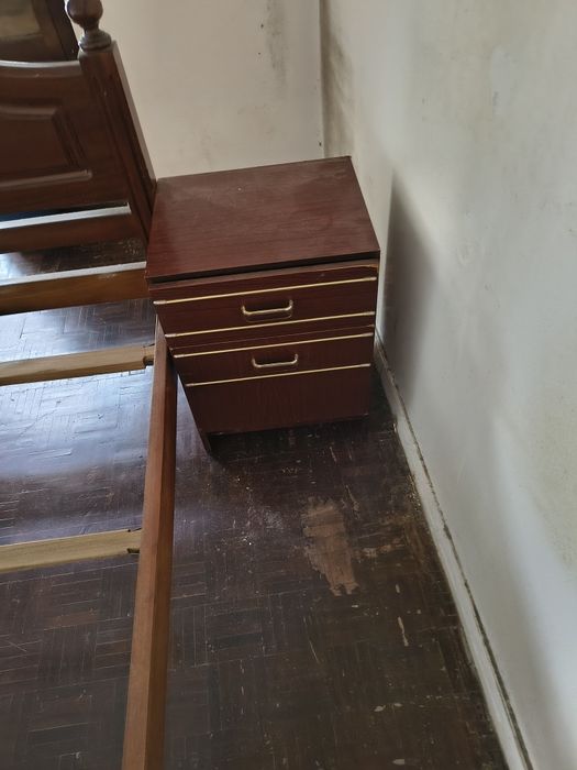 Cama  de casal com 2 mesinhas de cabeceira com estrado novo.