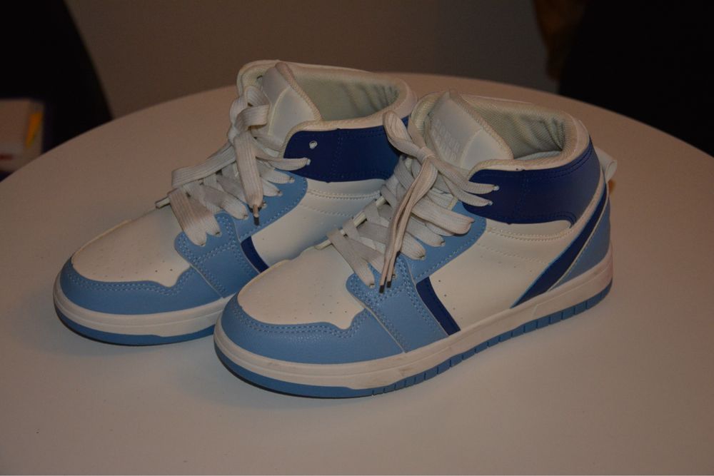 Lot nr 5 - Stylowe sneakersy r. 38 - Wyprzedaż przed przeprowadzką!