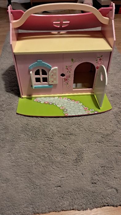 Drewniany domek dla lalek