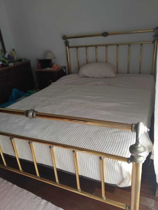 Cama metálica dourada como nova