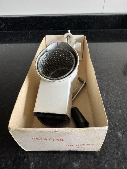 Moinho de amêndoas manual