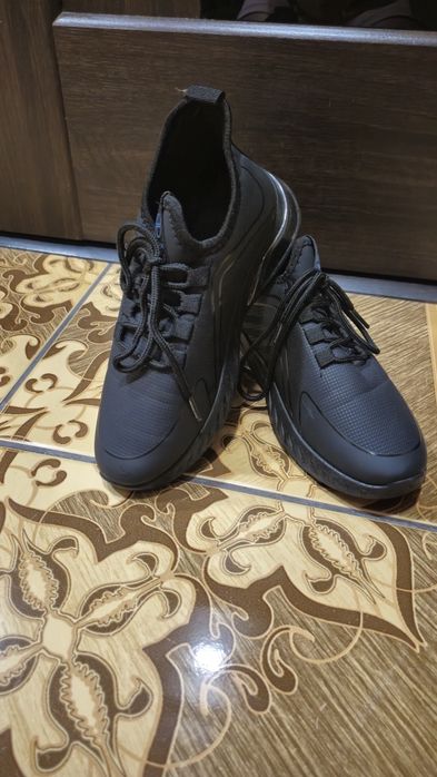 Кросівки жіночі 38р