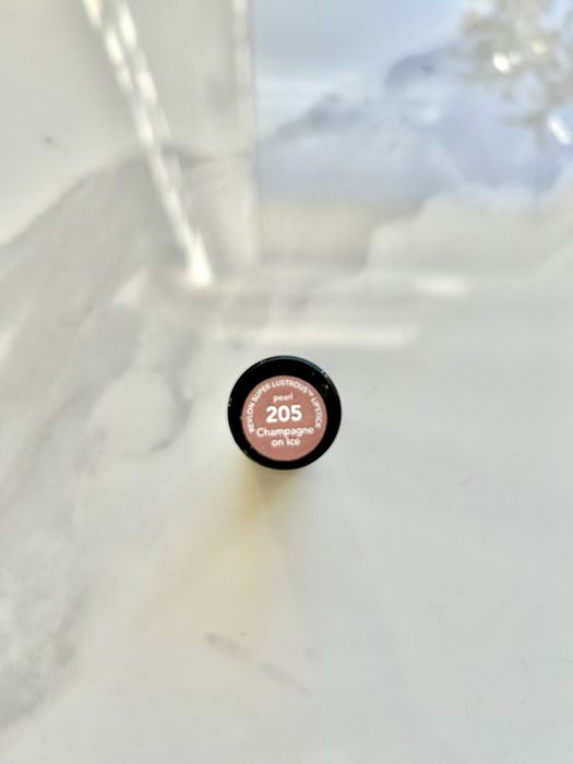 Pomadka Revlon Super Lustrous Lipstick champagne pearl nude nudziakowa