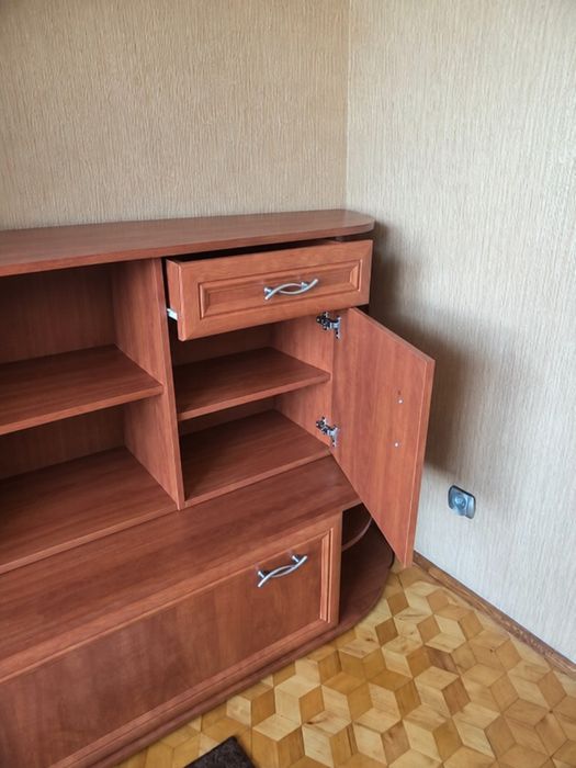 Meblościsnka, regał brązowy