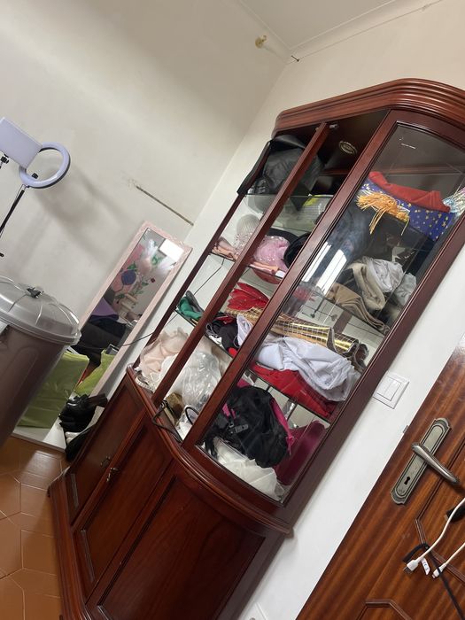 Vitrine de madeira maciça