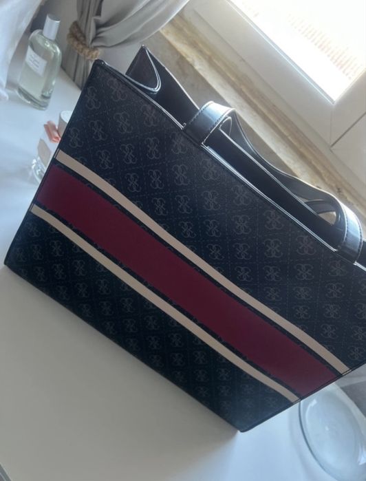 Mala tote Guess.
