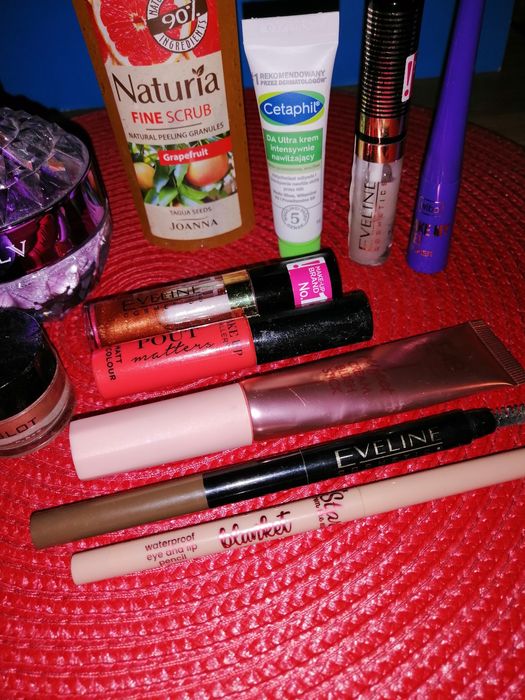 Kosmetyki, kolorowy makijaż+pielęgnacja.