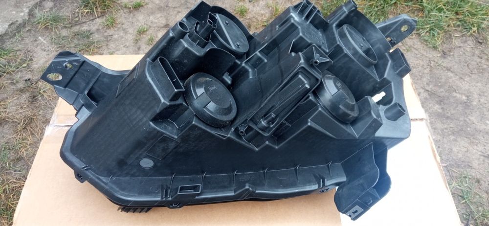 Peugeot Partner 4 IV Toyota Proace City Opel Combo Reflektor prawy