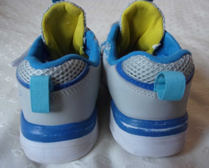 Bardzo lekkie, siateczkowe, oddychajace buty sportowe chłopiec 33/34