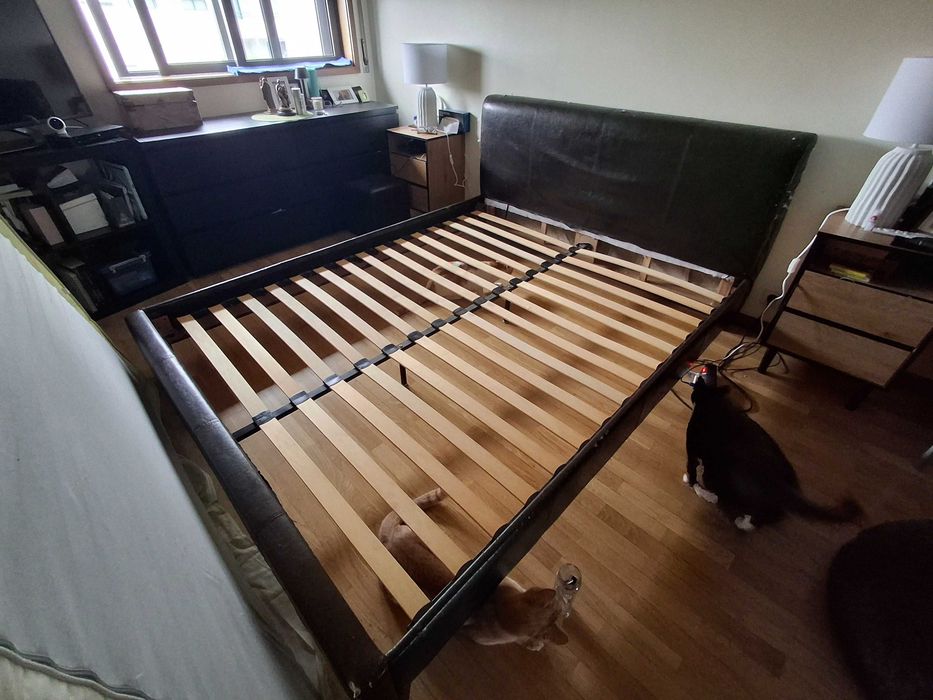 Cama 2.20x 1,66 usada  para uso casal com colchão gasta por gatos