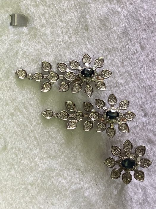 Золотий набір перстень і сережки з сапфіром та осколками діамантів