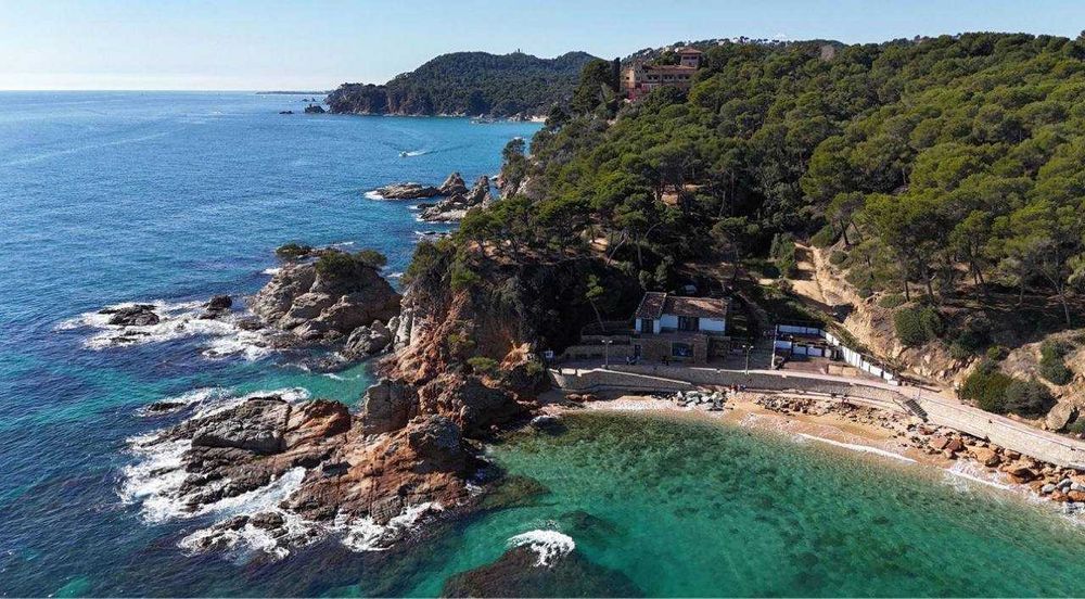 Продаж готелю. 24 номери. Висока дохідність. Льорет. Поруч Барселона