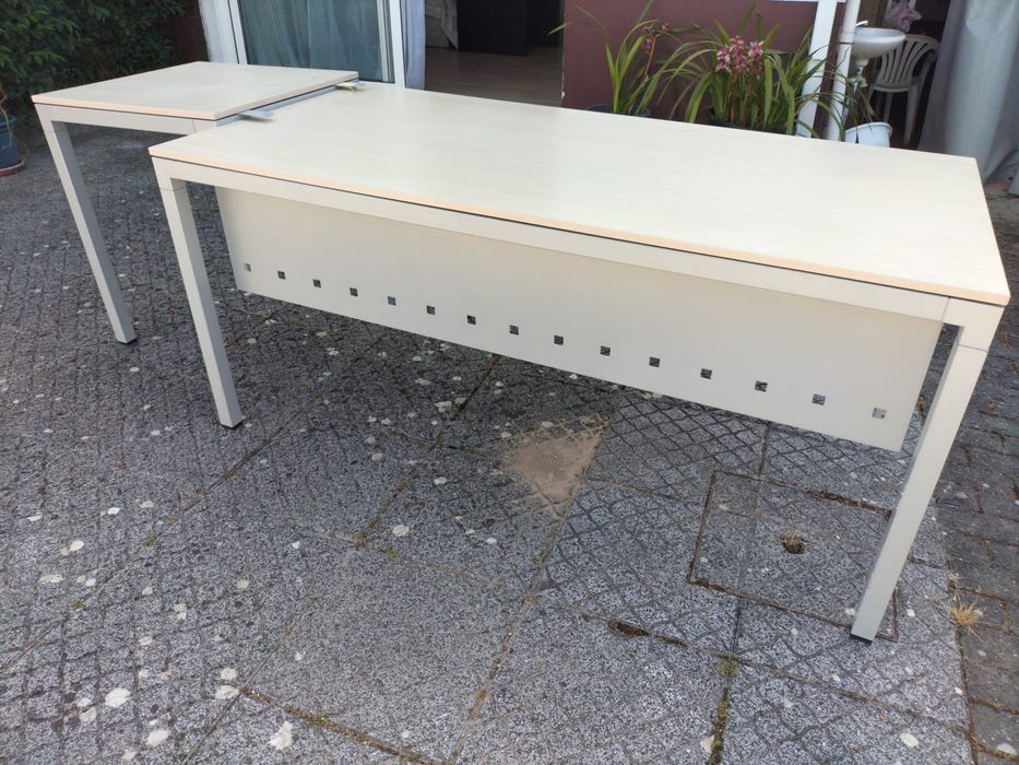 secretaria com mesa de apoio