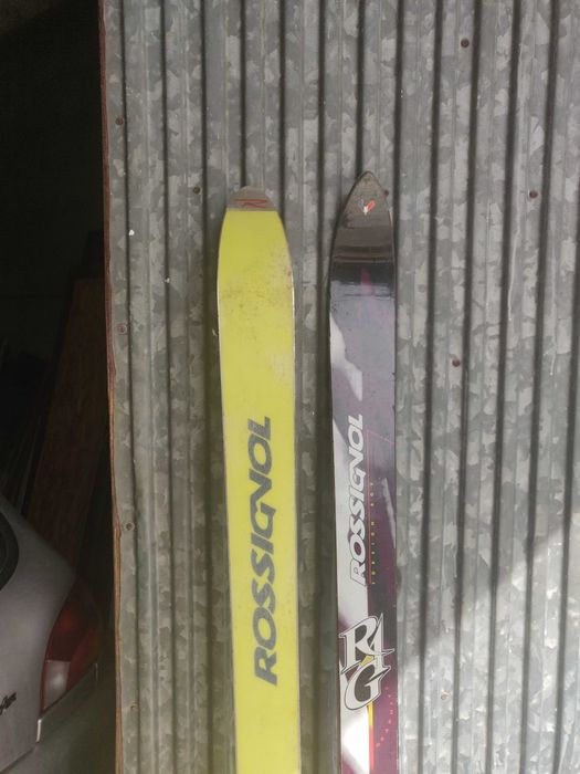 conjunto skis neve