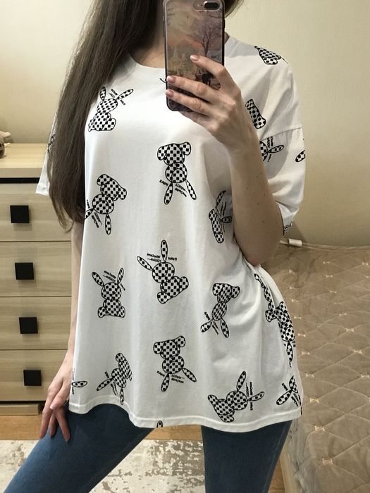 Біла футболка оверсайз з модним принтом чорних зайчиків довга, стильна