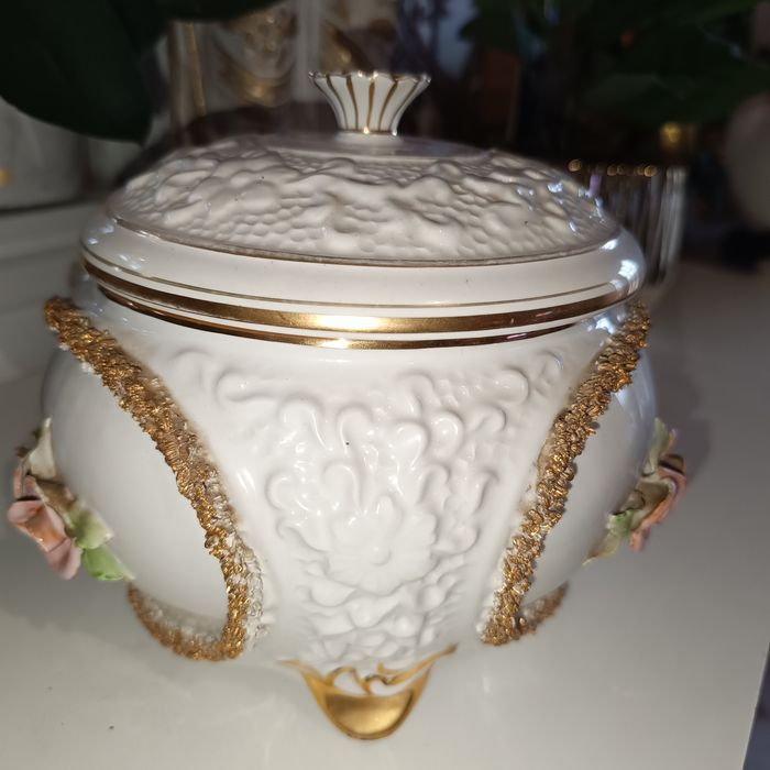 Bomboneira/Boleira em porcelana de Alcobaça, coleção Raul da Bernarda.