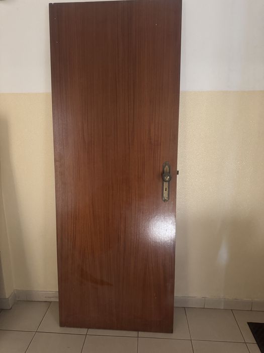 Portas de interior com aros e ferragens
