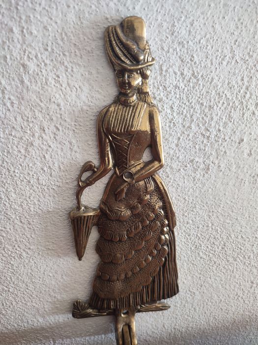 Lindo suporte  em metal para chapéu de chuva