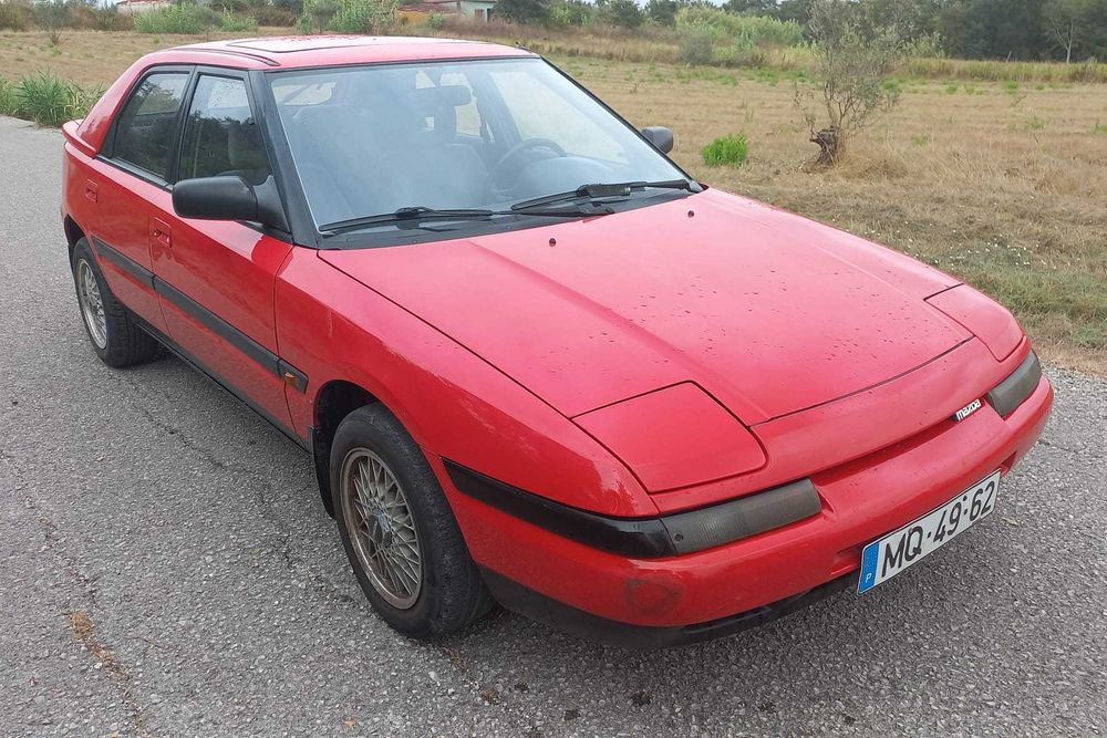 Mazda 323f Vermelho